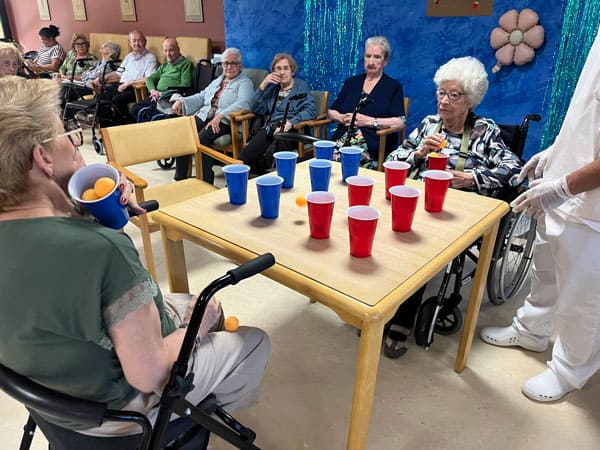 Típico juego con vasos de colores y pelota
