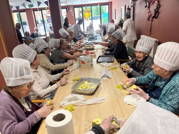 Taller de cocina en el comedor de la residencia