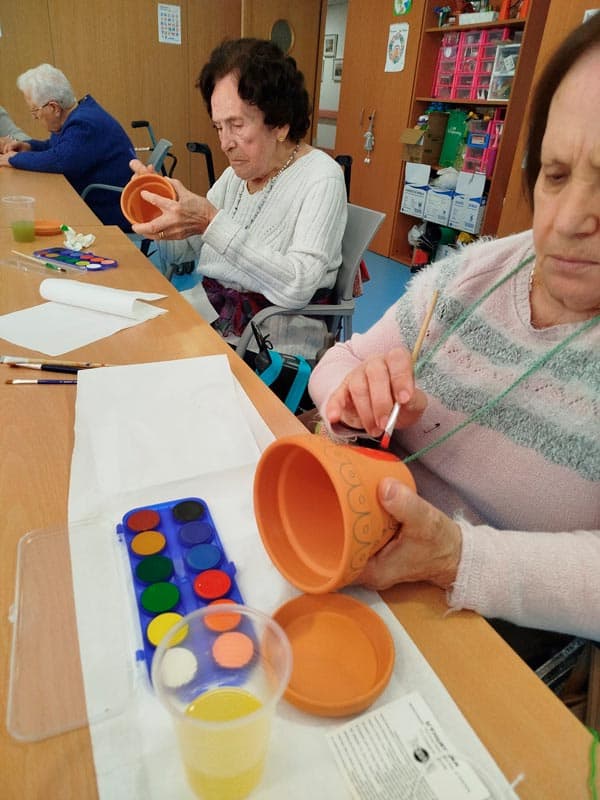 Ancianas participando en actividades de manualidades en Torrejón-Edalia.
