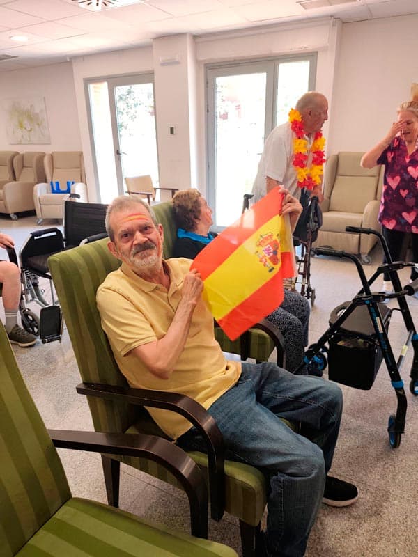 Un residente posa con una bandera durante el mundial