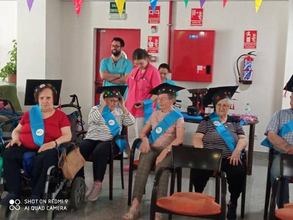Los residentes posan con birretes durante la sesión de graduación