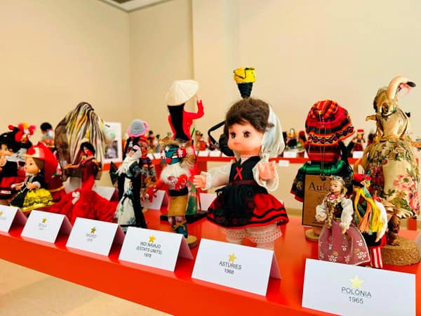 Exposición de muñecas de diferentes partes del mundo