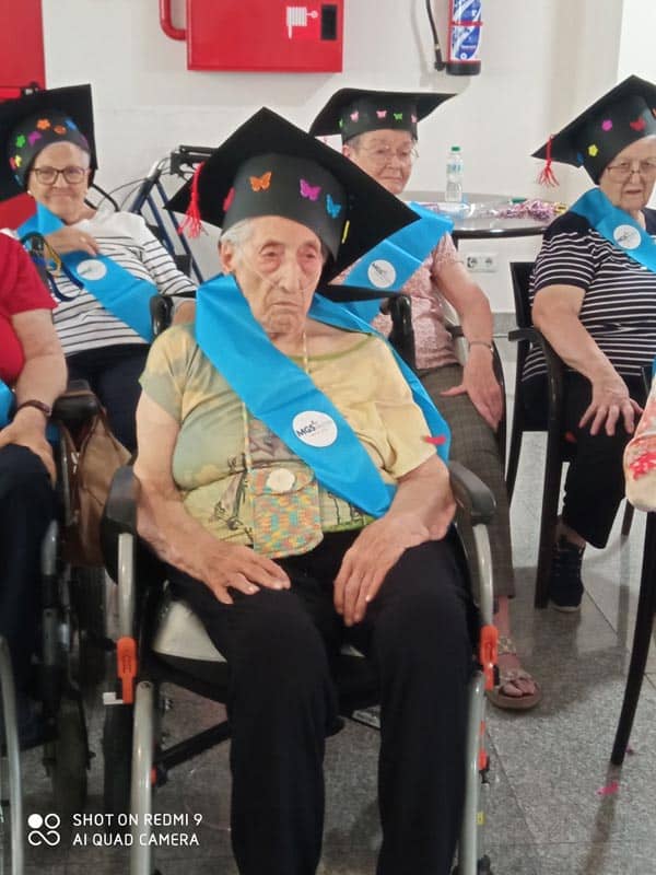 Más graduados felices durante la sesión