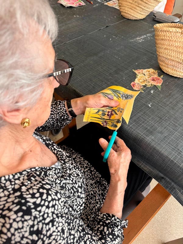 Otra residente corta una tela