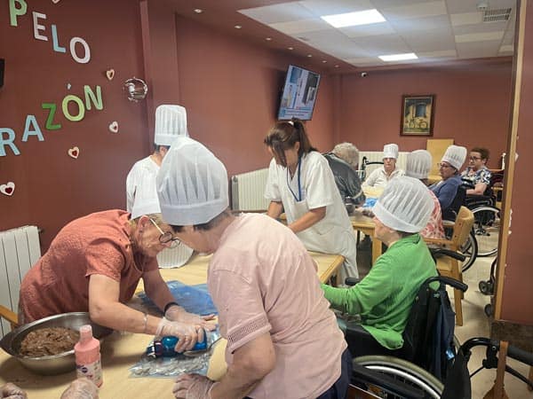 Residentes elaboran trufas en el comedor