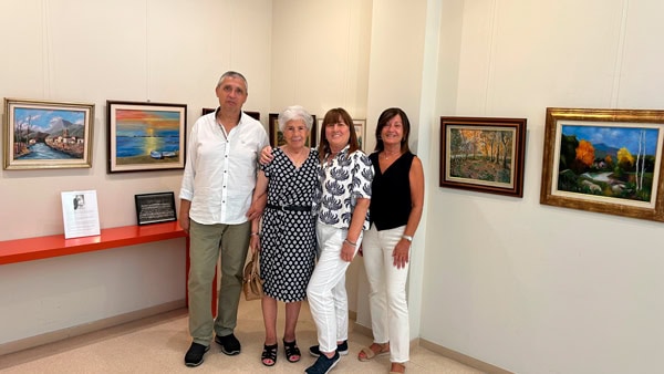 Familiares acompañan a una residente en la inauguración de su exposición
