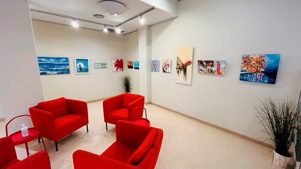 Vista general de la sala con una exposición de cuadros