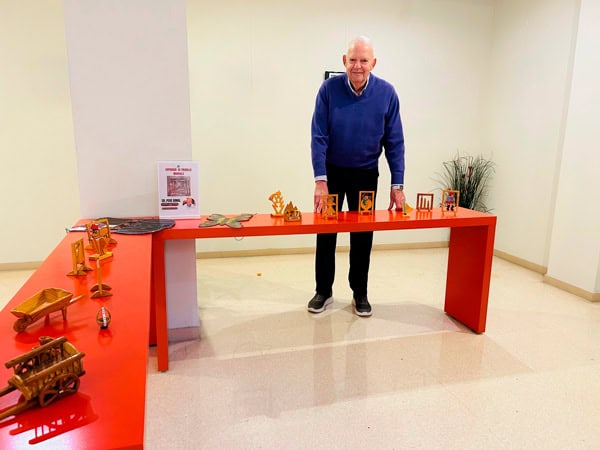 Otro residente junto a su exposición