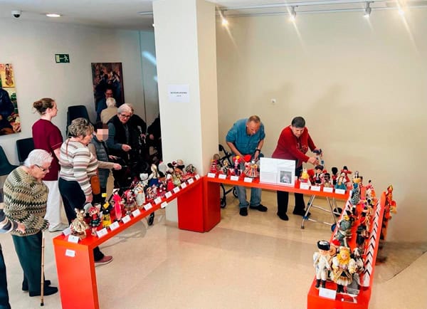 Familiares y residentes visitando la sala