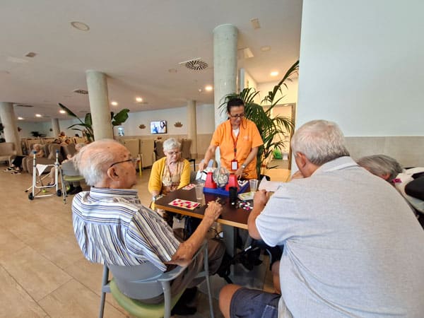 Imagen de varios residentes jugando al bingo
