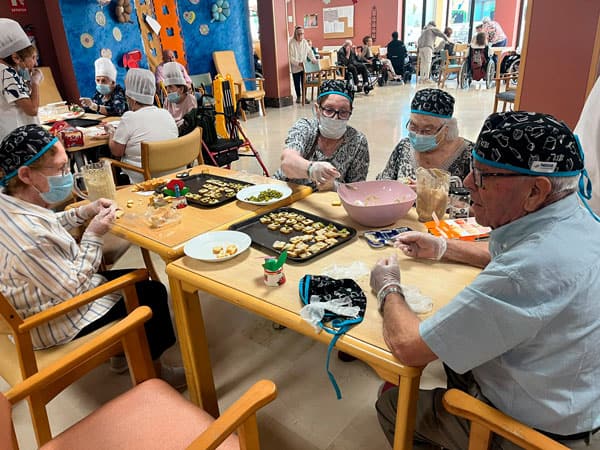 Los residentes concentrados elaborando los canapés