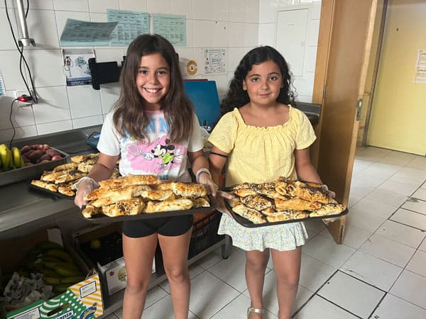 Niñas visitantes del centro con los cruasanes elaborados