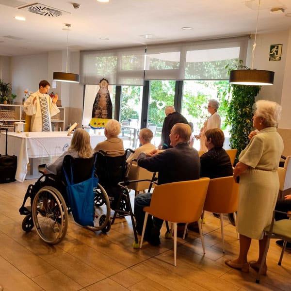Imagen del comedor durante la misa de la Paloma