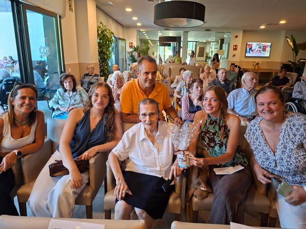Residentes junto a sus familiares el día del cumplemes