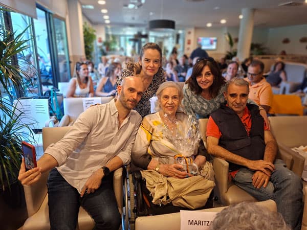 Más residentes posan junto a sus familiares