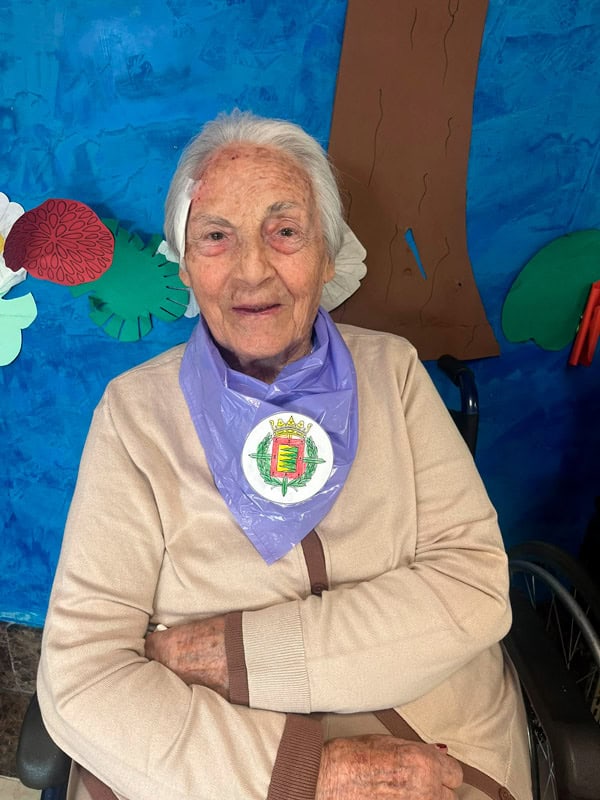 Otra residente con su pañuelo de fiestas