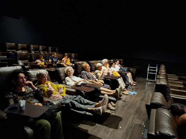 Otra imagen de los residentes visionando la película