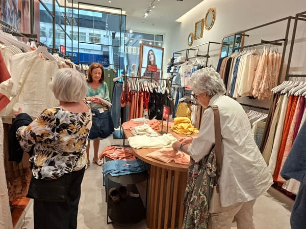 Una residente ojea ropa en una tienda