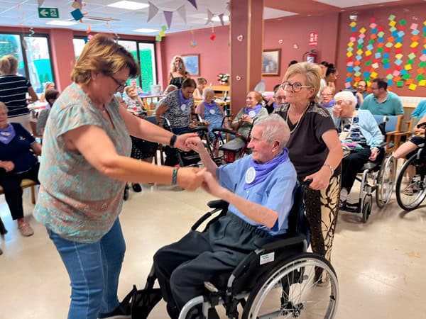 Familiares sacan a bailar a los residentes