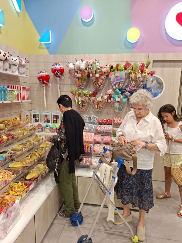 Una residente compra algunas chuches en una tienda