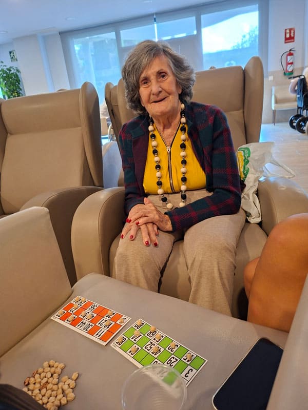 Una residente muestra sus cartones