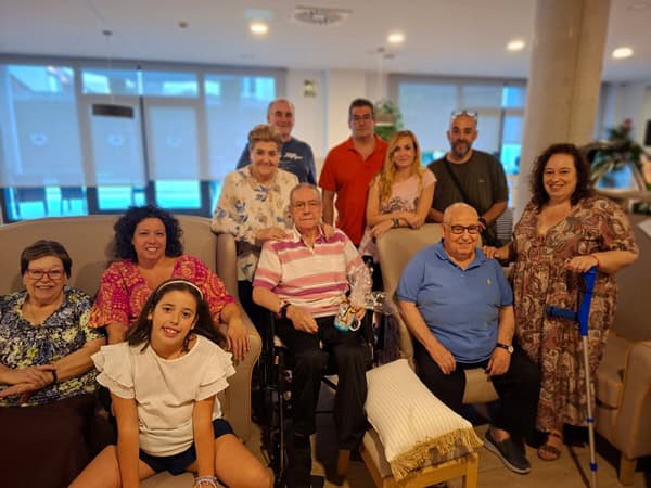Residente cumpleañero junto a sus familiares