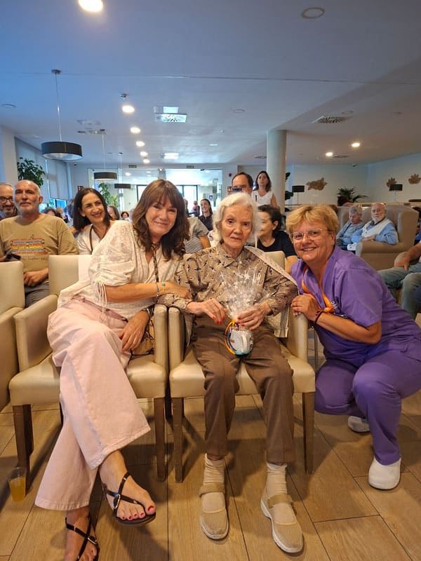 Una residente recibe la visita de sus familiares