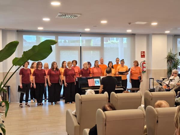Imagen de los integrantes del coro amabile